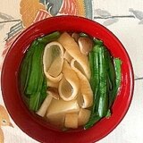 にら、木綿豆腐、ブナシメジ、きざみ麩のお味噌汁